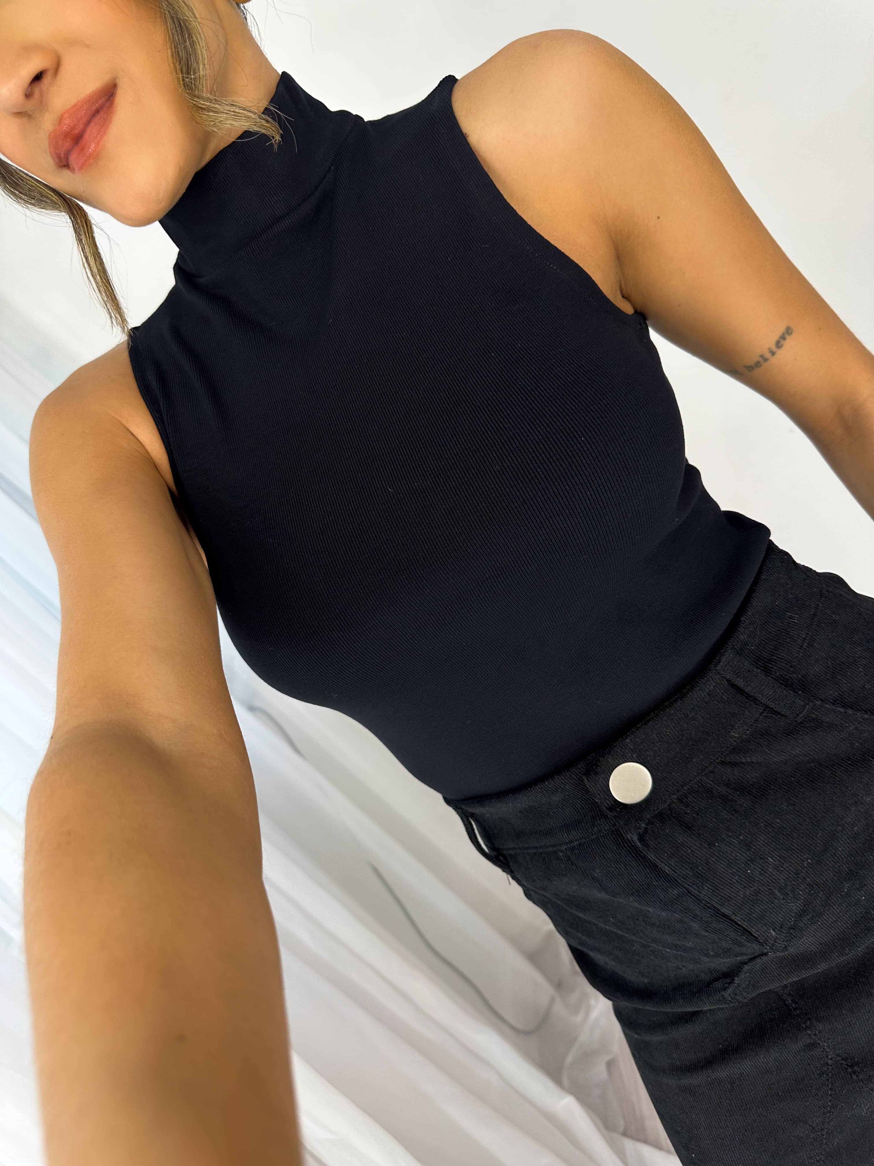 Blusa Canelada Preta Austin