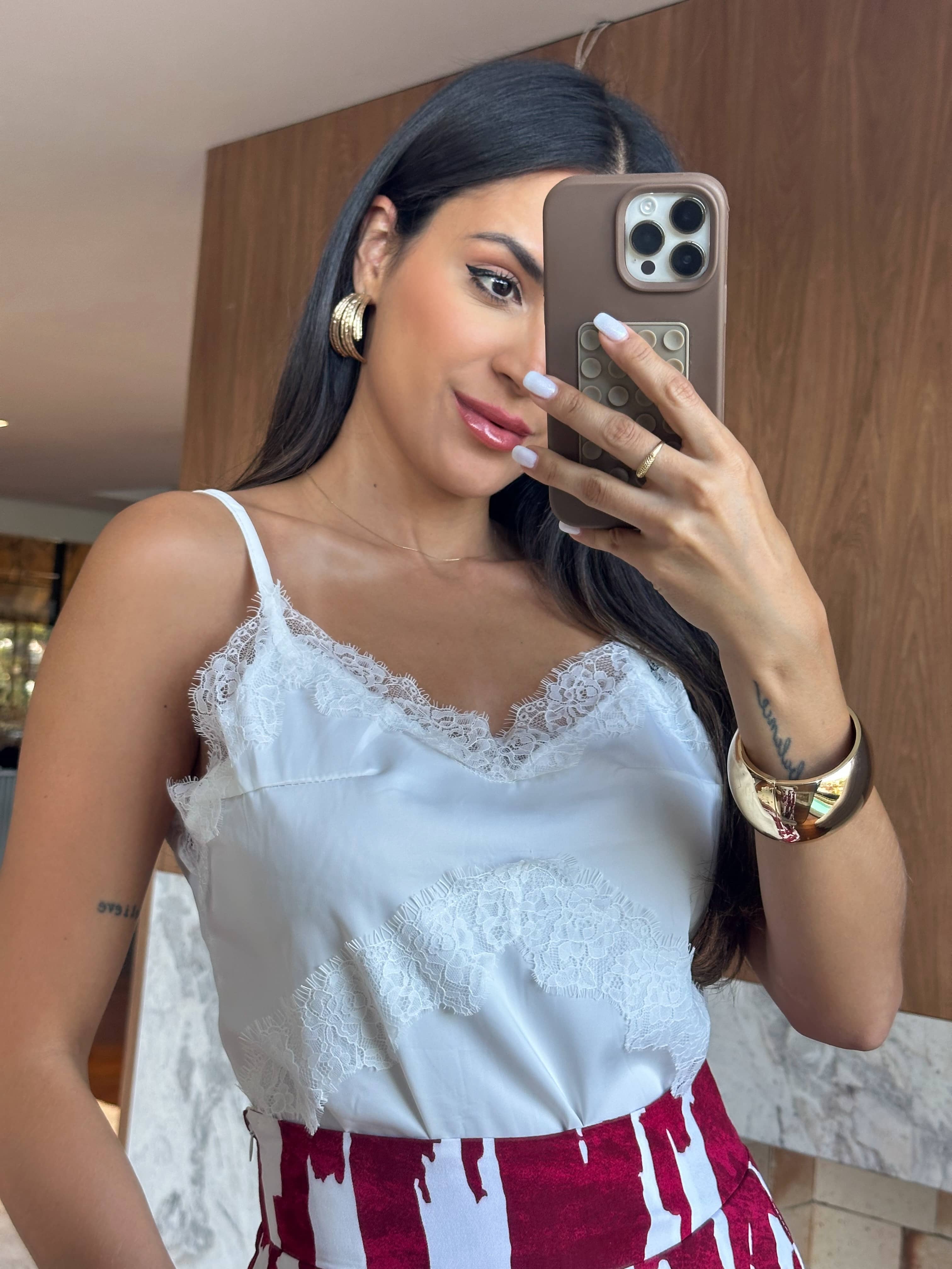 Blusa Acetinada Off Selena