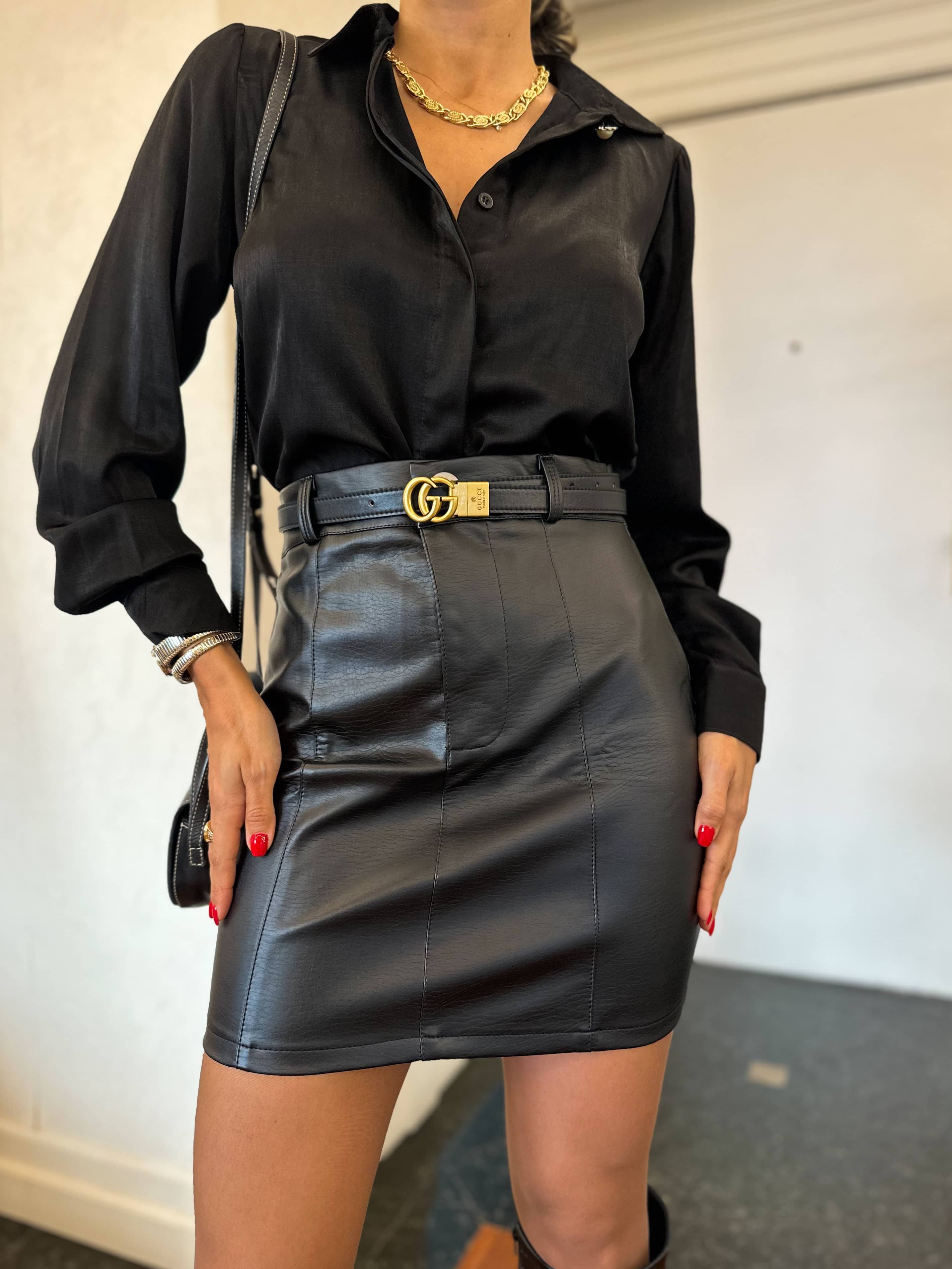 Camisa Acetinada Preta Lovyt