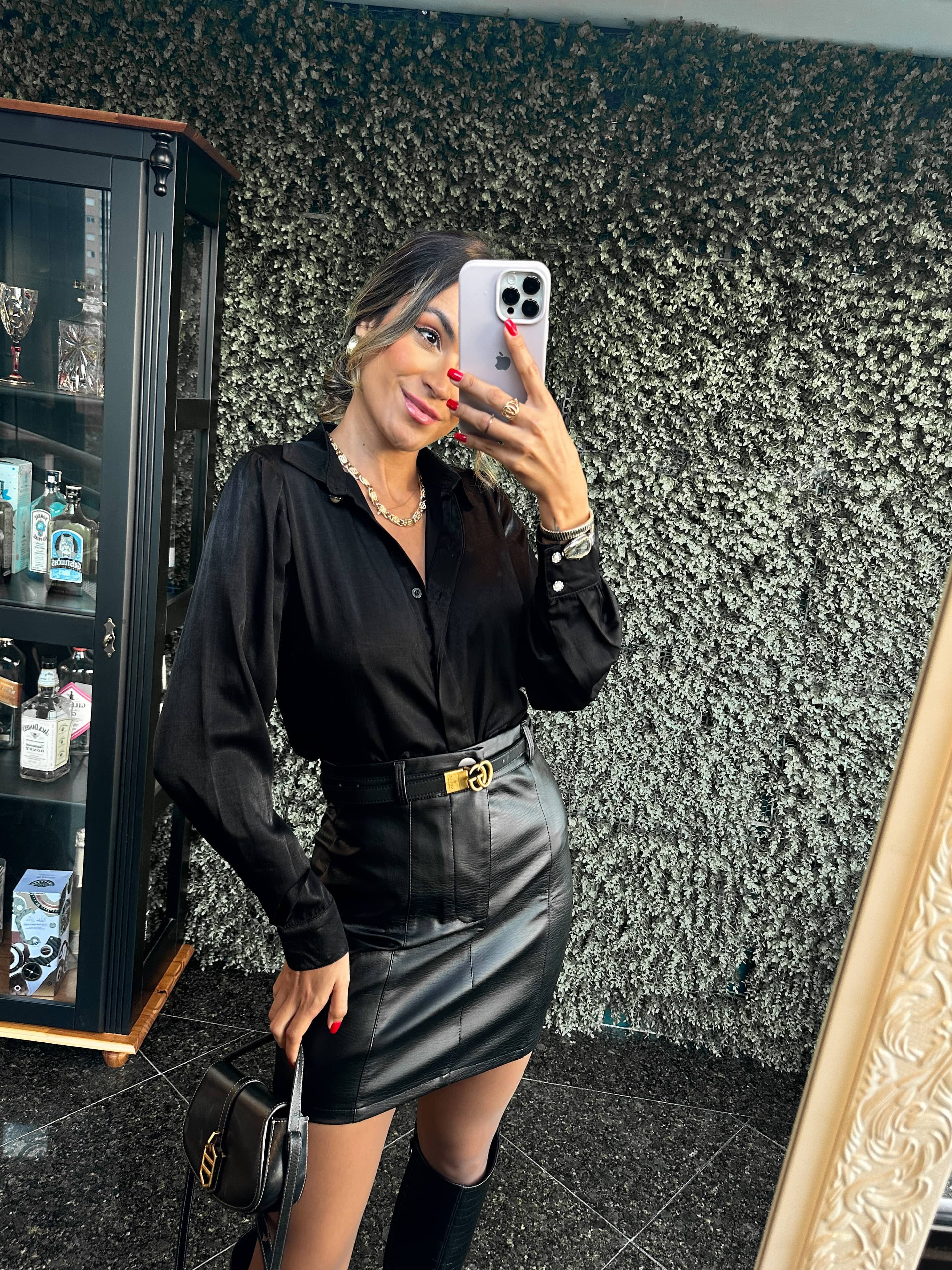 Camisa Acetinada Preta Lovyt